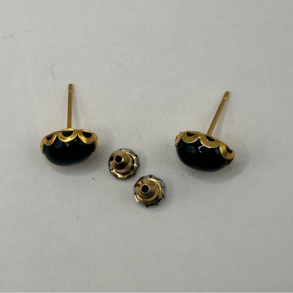 Vintage Elegant Black and 10k Gold Stud Earrings - Picture 7 of 10